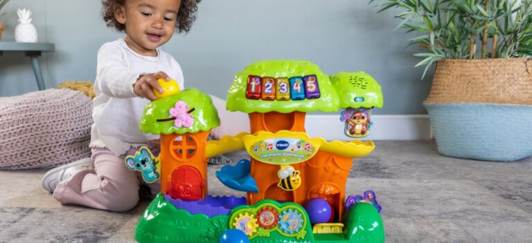kindje speelt met vtech speelgoed boom