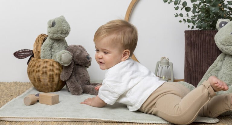 kind speelt met knuffel kikker en knuffel hond