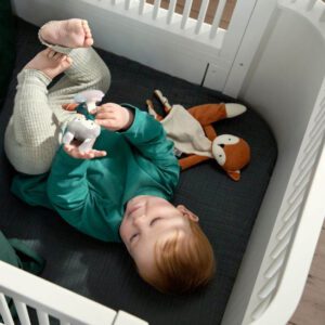 Baby speelt met knuffeldoekje van Sebra