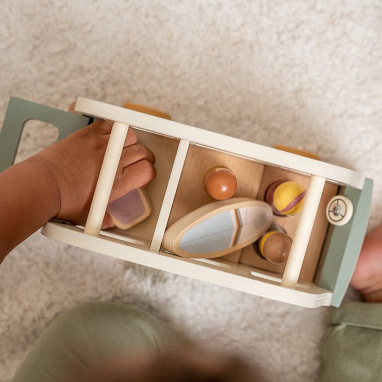 Houten speelgoedbusje