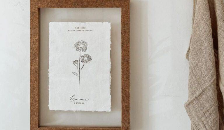 Geboortebloem afgebeeld op handgeschept papier