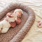 kind ligt in babynestje met speendoek #2 van kraamcadeau top 10