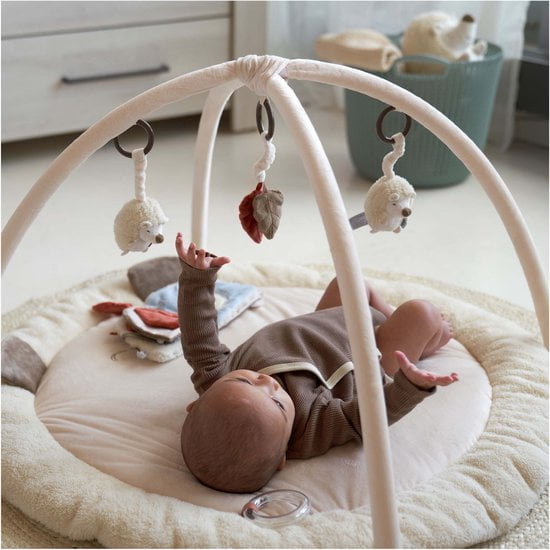 kind ligt op speelkleed