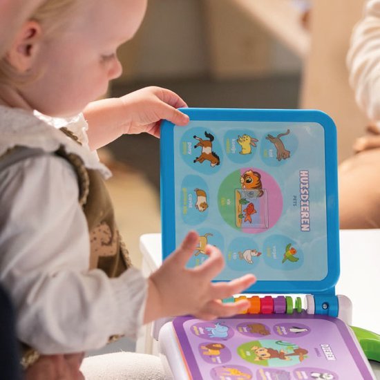 Kind leest interactief boek van VTech