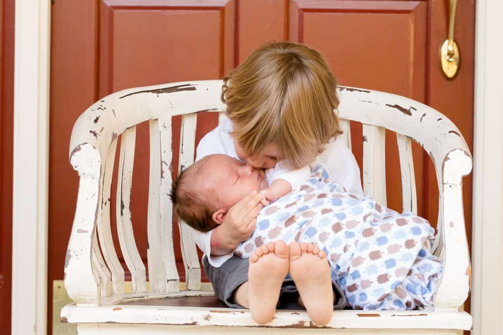 Kraamcadeau tweede kind - oudere broer met baby