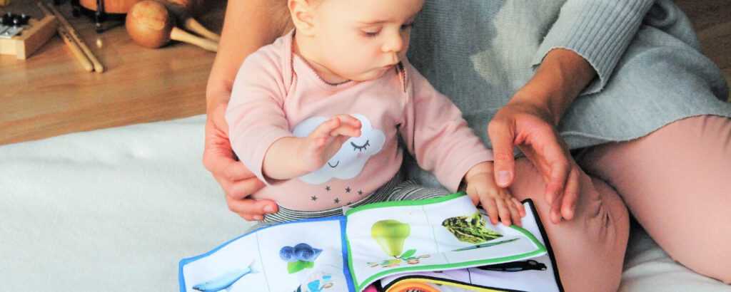 Oma leest baby voor