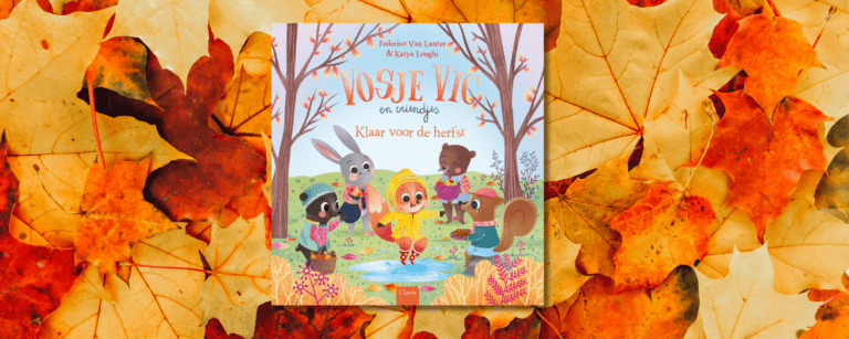 boek over de herfst tussen herfstbladeren