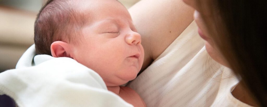 Kraamcadeau pasgeboren baby bij mama