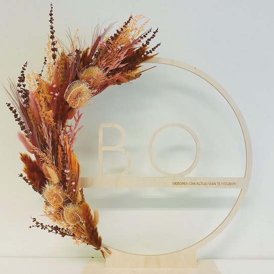 Houten naamcirkel met droogbloemen
